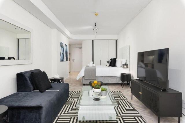 Apartment Centre With Patio *